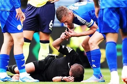 Vardy “vừa đá bóng vừa thổi còi”