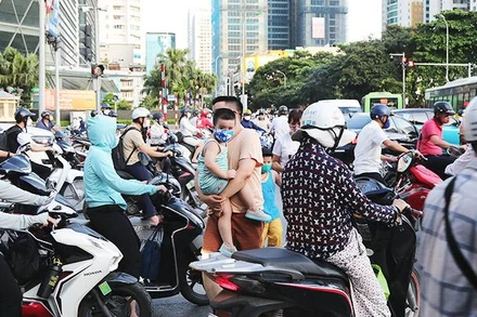 Giao thông hỗn loạn trên tuyến Lê Văn Lương - Tố Hữu. 