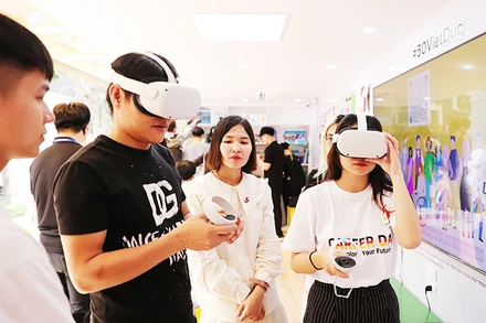 Tham quan trực tuyến các cơ sở đào tạo nghề tại Đức trong một ngày hội việc làm Việt Nam - Đức ở Việt Nam. Ảnh: LÊ MINH