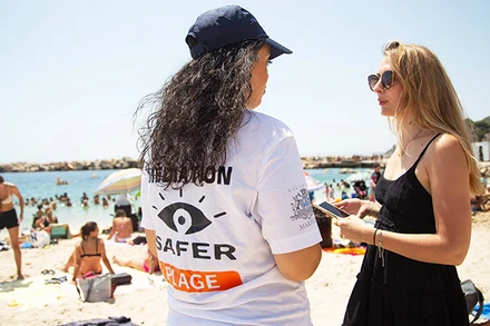 Tình nguyện viên luôn có mặt kịp thời hỗ trợ giải đáp các thắc mắc. Ảnh: MADE IN MARSEILLE