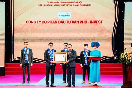 Thừa ủy quyền của Chủ tịch nước, Thủ tướng Chính phủ, Chủ tịch UBND thành phố Hà Nội Trần Sỹ Thanh trao tặng Huân chương Lao động hạng ba cho Công ty cổ phần Đầu tư Văn Phú - Invest.