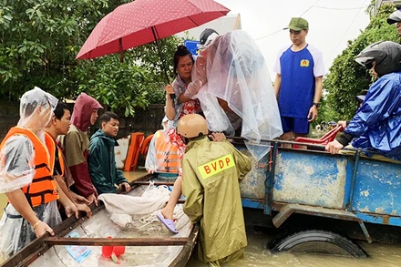 Lực lượng chức năng ở Huế nhanh chóng đến ứng cứu người dân sau khi nhận được tin báo.