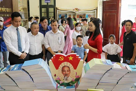 Các đại biểu tham quan gian trưng bày báo, tạp chí, sách.