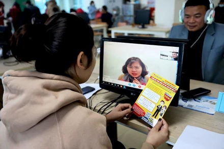 Phỏng vấn trực tuyến tại phiên giao dịch việc làm.