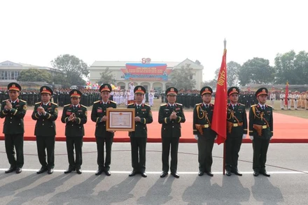 Thừa ủy quyền của Chủ tịch nước, Đại tướng Nguyễn Tân Cương trao tặng Huân chương Bảo vệ Tổ quốc hạng Nhì cho lực lượng vũ trang tỉnh Bắc Giang.