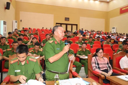 Đại diện Công an tỉnh Bắc Giang trả lời các doanh nghiệp.