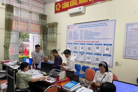 Hướng dẫn người dân quét mã QR tại xã Thái Sơn, huyện Hiệp Hòa, Bắc Giang.