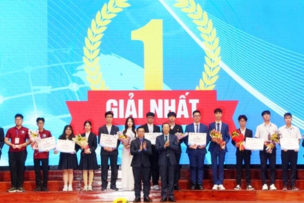 Ban Tổ chức trao giải Nhất cho đại diện các đội thi đoạt giải.