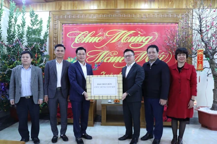 Đồng chí Lê Quốc Minh (thứ 3, từ phải sang) tặng quà Tết của Báo Nhân Dân đến cán bộ, chiến sĩ Sư đoàn 325.