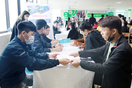 Phiên giao dịch việc làm thu hút hơn 500 lao động trực tiếp tham gia tìm việc làm.