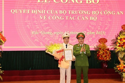 Trao quyết định bổ nhiệm Giám đốc Công an tỉnh Bắc Giang.