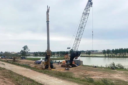 Thi công xây dựng cầu Cẩm Lý.