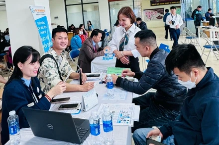 Phiên giao dịch việc làm tại điểm cầu Bắc Giang ngày 14/3.
