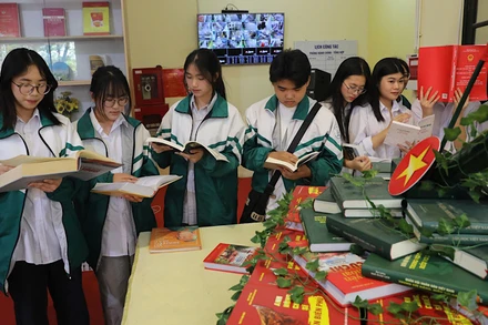 Đông đảo các em học sinh đến với khai mạc Ngày Sách và Văn hóa đọc. 