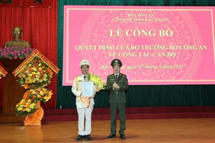 Thừa ủy quyền của Bộ trưởng Công an, Đại tá Nguyễn Quang Vinh, Giám đốc Công an tỉnh Bắc Giang trao Quyết định bổ nhiệm Phó Giám đốc Công an tỉnh cho Thượng tá Nguyễn Thế Tuấn.