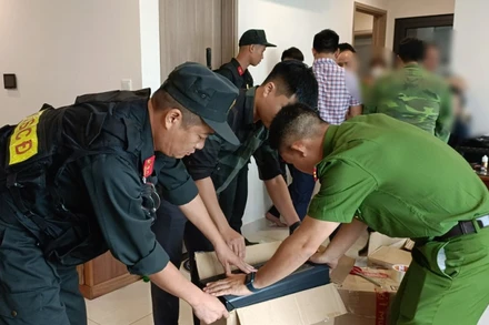 Thành viên tổ công tác thu giữ vật chứng liên quan.