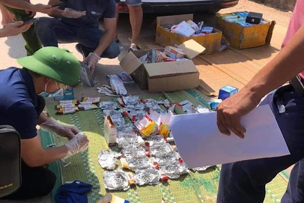 Lực lượng chức năng khám xét số ma túy tổng hợp do Phạm Văn Long vận chuyển.