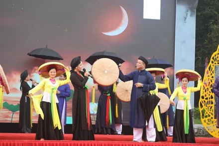 Biểu diễn chơi quan họ tại khai mạc lễ hội.