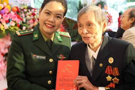 Nhà văn Phạm Vân Anh cùng Thầy thuốc Thân Văn Nhã tại buổi ra mắt sách.