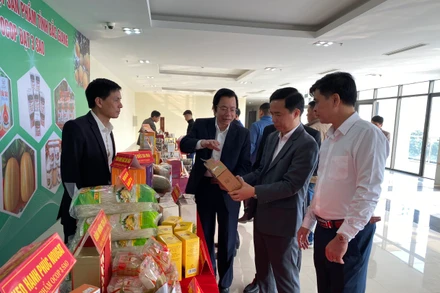 Các đại biểu tham quan gian hàng OCOP tại hội nghị.
