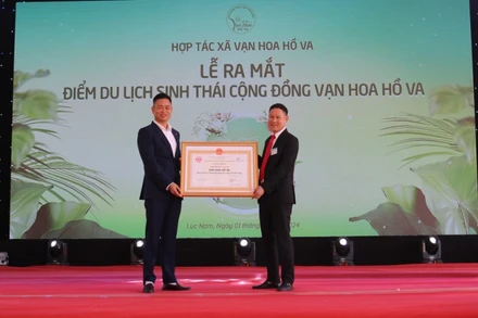 Trao Giấy chứng nhận điểm du lịch Vạn Hoa hồ Va.