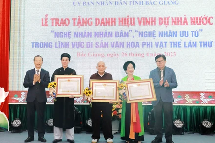 Đại diện Ban tổ chức trao Bằng công nhận danh hiệu Nghệ nhân nhân dân cho các nghệ sĩ tại buổi lễ.