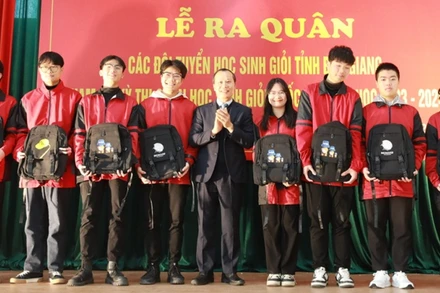 Đồng chí Mai Sơn, Phó Chủ tịch Thường trực Ủy ban nhân dân tỉnh trao quà động viên học sinh tham dự đội tuyển học sinh giỏi quốc gia.