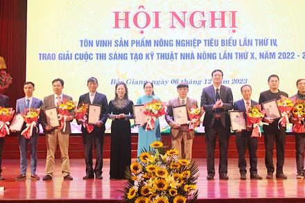 Ban tổ chức trao chứng nhận cho các tập thể có sản phẩm nông nghiệp tiêu biểu.