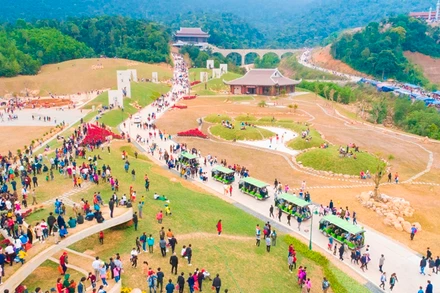 Du khách về dự Lễ hội Tây Yên Tử năm 2019.