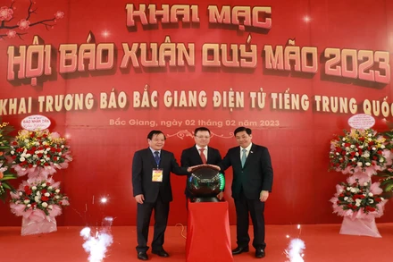 Đồng chí Lê Quốc Minh (chính giữa) nhấn nút Khai trương Báo Bắc Giang điện tử tiếng Trung Quốc.