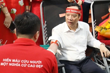 Ông Nghiêm Xuân Hưởng, Phó Chủ tịch Hội đồng nhân dân tỉnh Bắc Giang hiến máu tại chương trình.