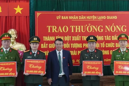 Đại diện các đơn vị tham gia phá án đón nhận thưởng nóng của Chủ tịch Ủy ban nhân dân huyện Lạng Giang.