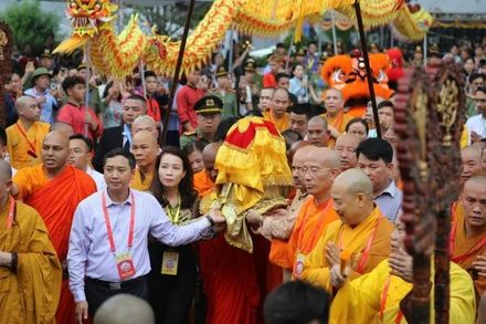 Cung rước xá lợi Đức Phật vào chùa Phúc Sơn.