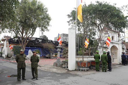 Lực lượng chức năng phong tỏa hiện trường vụ cháy chùa Làng Vẽ.