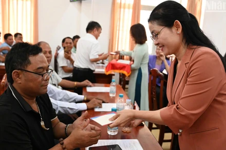 Bí thư Tỉnh ủy Bình Phước gặp mặt, thăm hỏi các già làng, người có uy tín tiêu biểu.