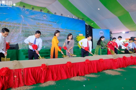 Lãnh đạo tỉnh Bình Phước thực hiện nghi lễ động thổ dự án cao tốc Gia Nghĩa-Chơn Thành.