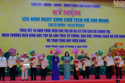 Lãnh đạo tỉnh Bình Phước trao huy hiệu Đảng cho các đồng chí cán bộ lãnh đạo, lão thành cách mạng tiêu biểu.