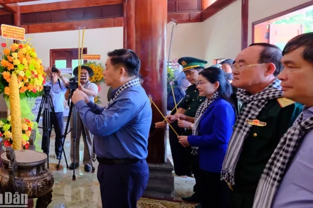 Đồng chí Nguyễn Trọng Nghĩa cùng các thành viên trong đoàn dâng hương tại Khu di tích lịch sử quốc gia đặc biệt Căn cứ Bộ Chỉ huy Quân giải phóng miền nam Việt Nam.