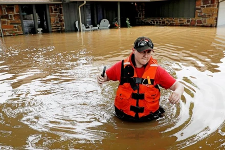 [Video] Mưa lũ, lốc xoáy ở Mỹ gây thương vong lớn