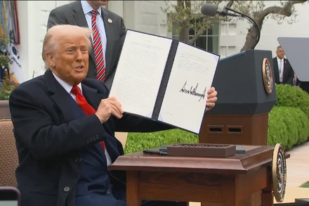 [Video] Người Mỹ đối mặt áp lực từ chính sách thuế mới của Tổng thống D. Trump