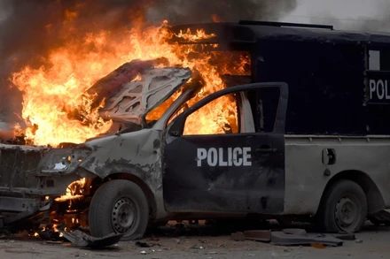 [Video] Đánh bom xe chở cảnh sát tại Pakistan gây nhiều thương vong