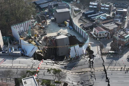 [Video] Hàn Quốc: Sập công trường tàu điện ngầm