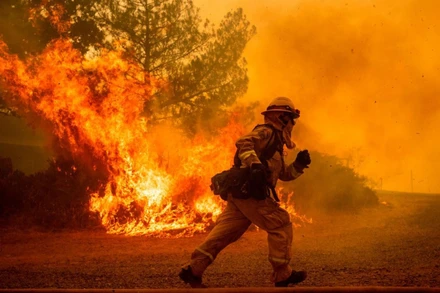 [Video] Hàn Quốc: Hơn 1.200 người sơ tán khẩn cấp do cháy rừng 
