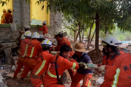 [Video] Đoàn cứu hộ Việt Nam đưa thành công 2 nạn nhân ra khỏi tòa nhà đổ sập 