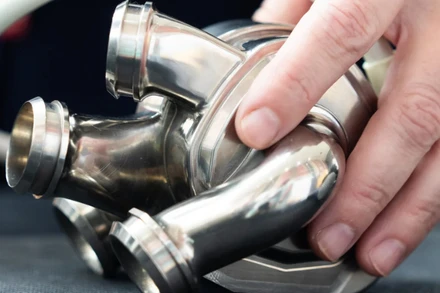 [Video] Người đầu tiên trên thế giới xuất viện với trái tim titan