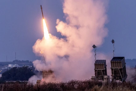 [Video] Israel ba mặt giáp công