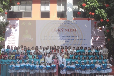 Thầy cô giáo và học sinh Trường tiểu học Chu Văn An 