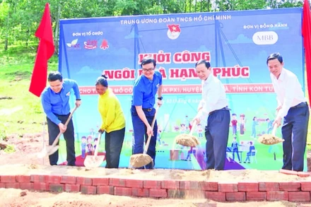 Khởi công xây dựng ngôi nhà hạnh phúc cho trẻ em có hoàn cảnh khó khăn tại xã Đăk Pxi, huyện Đăk Hà.