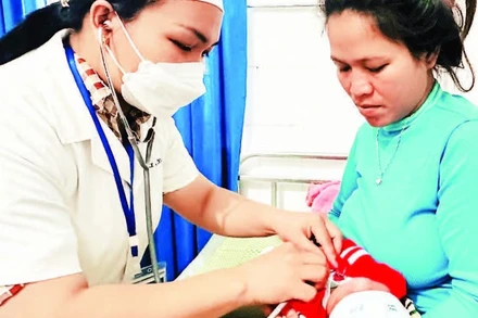 Y, bác sĩ Trung tâm y tế huyện Sơn Hà chăm sóc trẻ sơ sinh.