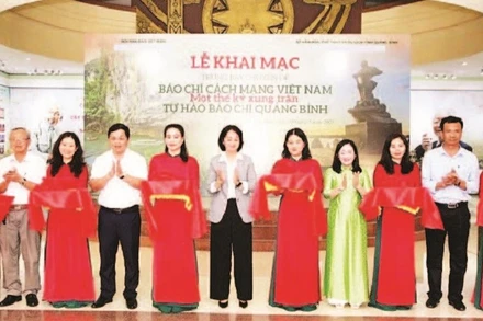 Các đại biểu cắt băng khai mạc Trưng bày chuyên đề báo chí cách mạng Việt Nam-Một thế kỷ xung trận tại Quảng Bình.